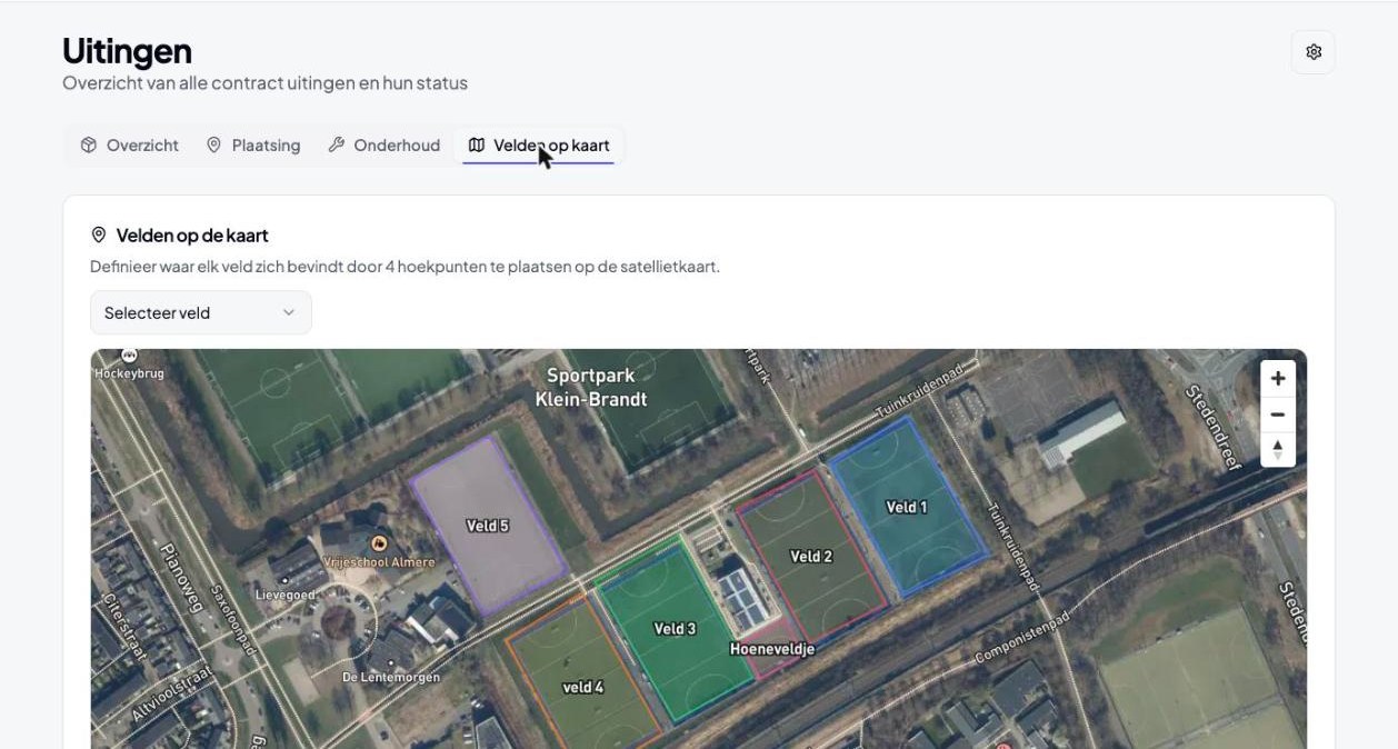 Satellietkaart van het sportpark met bordposities per veld